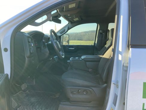 Used 2024 Chevrolet Silverado 2500 Custom w/ Custom Value Package image 14