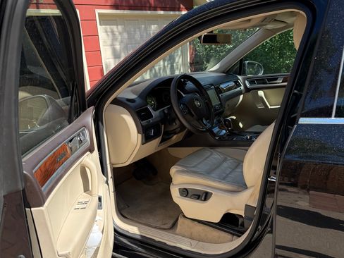 Used 2011 Volkswagen Touareg Executive AWD/4WD image 4