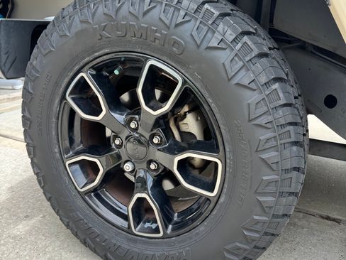 Used 2018 Jeep Wrangler Unlimited Sahara w/ Max Tow Package AWD/4WD image 11