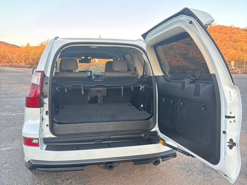 Used 2022 Lexus GX 460 Premium w/ Accessory Package AWD/4WD image 9