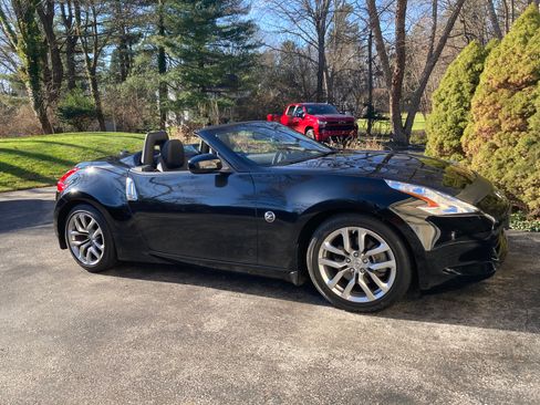 Used 2010 Nissan 370Z Touring RWD image 9