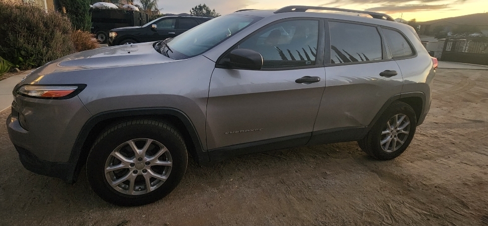 Used 2015 Jeep Cherokee Sport w/ Sport Appearance Group FWD image 2