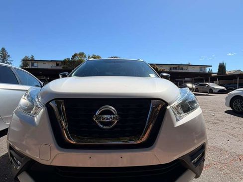 Used 2019 Nissan Kicks SR w/ SR Premium Package FWD image 2