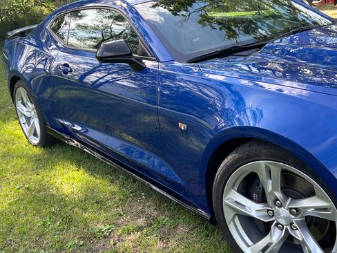 Used 2019 Chevrolet Camaro SS w/ Black Appearance Package RWD image 4