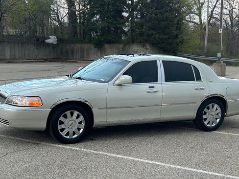 Used 2004 Lincoln Town Car Ultimate image 2