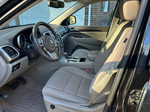 Used 2011 Jeep Grand Cherokee Laredo w/ Security & Convenience Group image 6