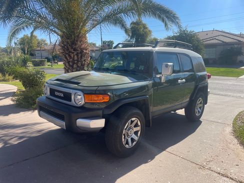 Used 2014 Toyota FJ Cruiser 4WD w/ Upgrade Package image 2