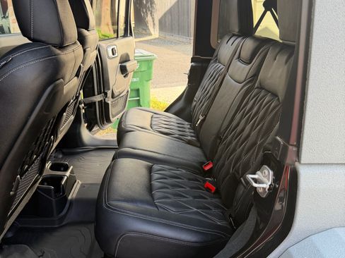 Used 2022 Jeep Wrangler Unlimited Rubicon w/ Cold Weather Group AWD/4WD image 18