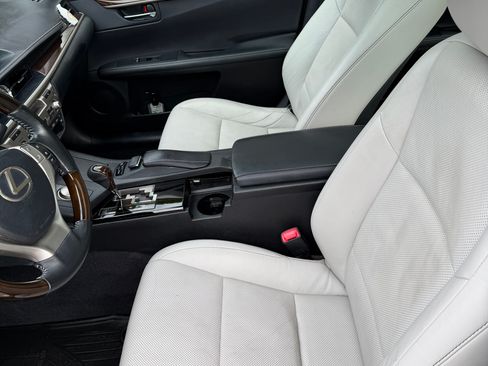 Used 2014 Lexus ES 350 350 Sedan 4D w/ Luxury Package image 4