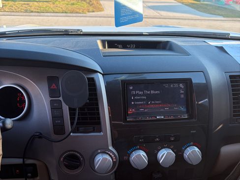 Used 2012 Toyota Tundra 4x4 CrewMax image 12