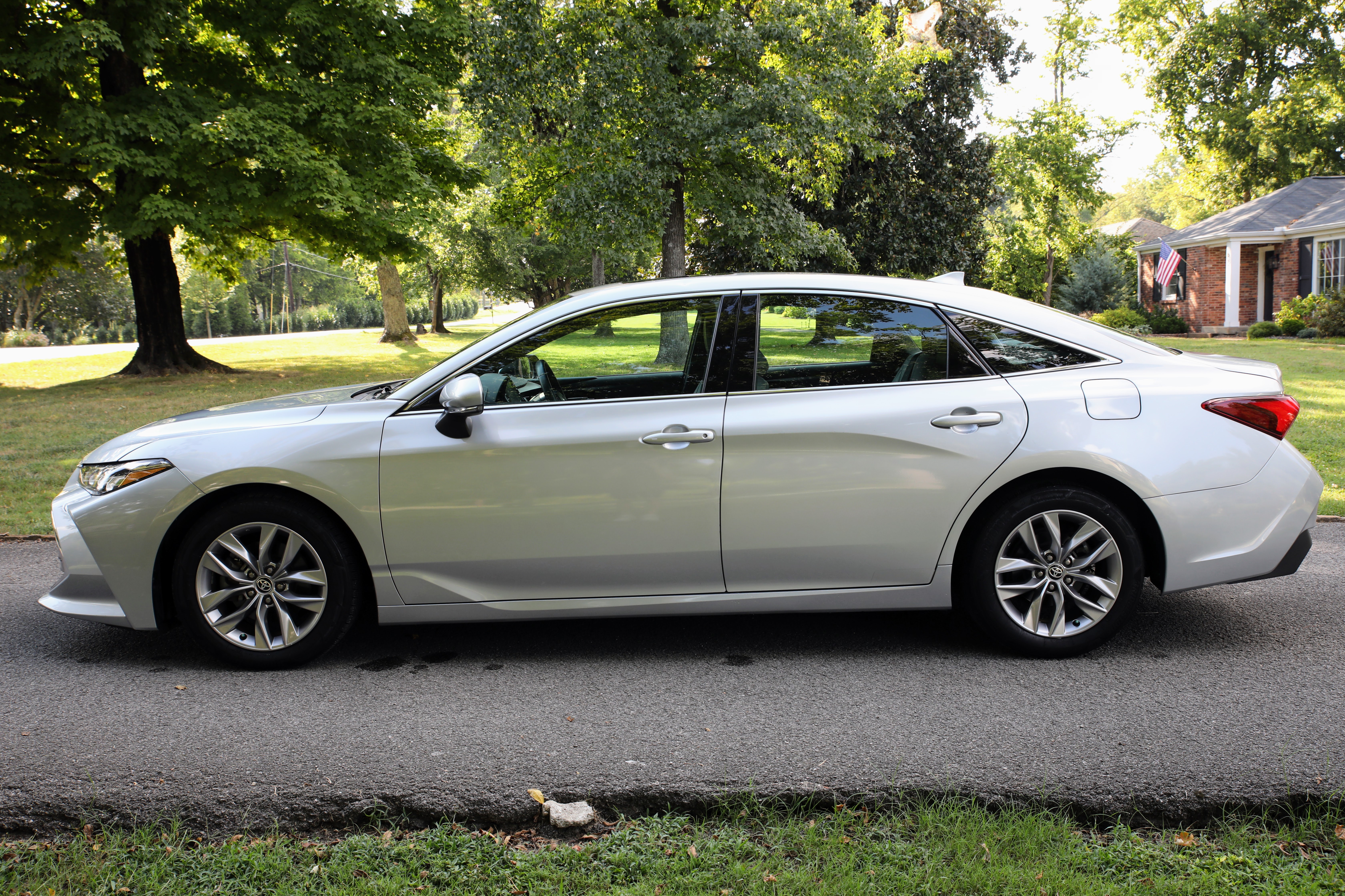 Used 2021 Toyota Avalon XLE w/ Moonroof Package FWD image 2