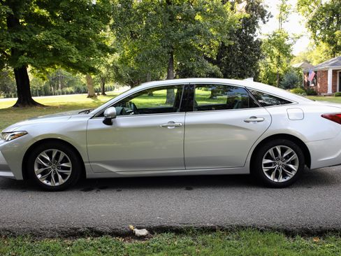 Used 2021 Toyota Avalon XLE w/ Moonroof Package FWD image 2