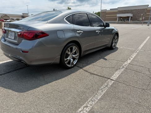 Used 2017 INFINITI Q70 5.6 w/ Sport Package AWD/4WD image 8