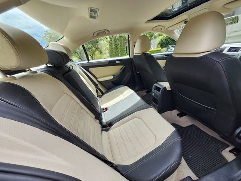 Used 2012 Volkswagen Jetta SEL FWD image 2