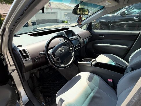 Used 2004 Toyota Prius w/ Pkg 6 FWD image 11