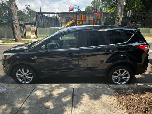 Used 2017 Ford Escape SE w/ SE Cold Weather Package AWD/4WD image 8