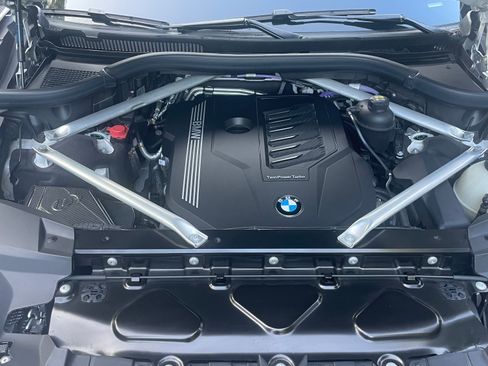 Used 2021 BMW X7 xDrive40i w/ M Sport Package AWD/4WD image 9