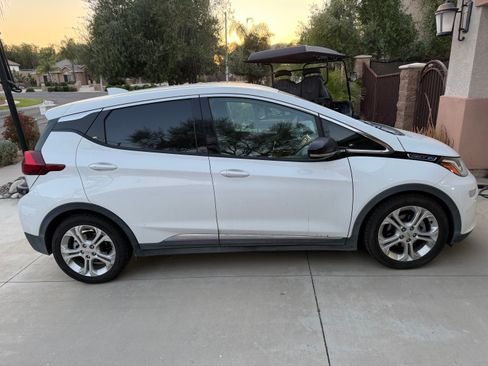 Used 2018 Chevrolet Bolt LT FWD image 4