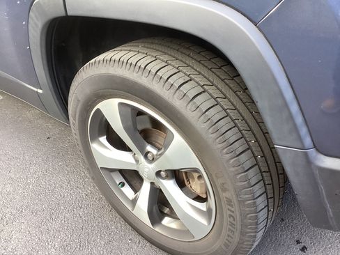 Used 2021 Jeep Cherokee Limited image 18