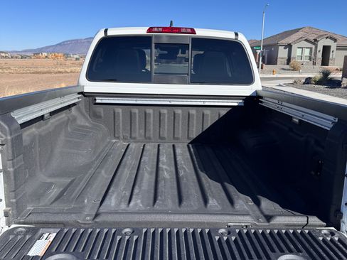 Used 2022 Nissan Frontier SV w/ SV Premium Package image 9