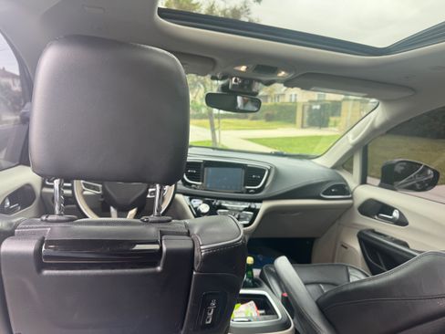 Used 2018 Chrysler Pacifica Limited w/ Advanced Safetytec Group FWD image 10