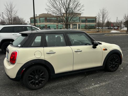 Used 2018 MINI Cooper 4-Door Hardtop FWD image 4