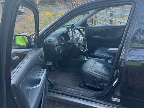 Used 2004 Mitsubishi Outlander XLS image 10