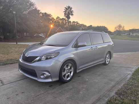 Used 2013 Toyota Sienna SE image 1