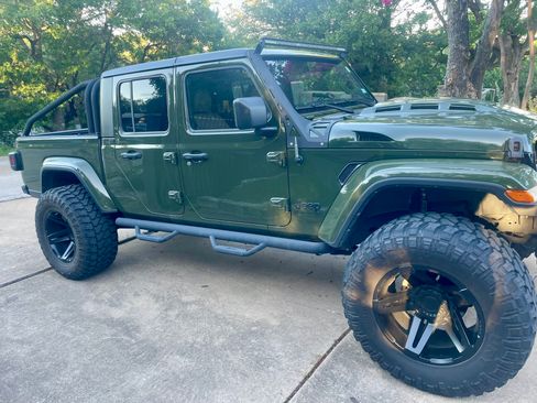 Used 2022 Jeep Gladiator Sport image 2