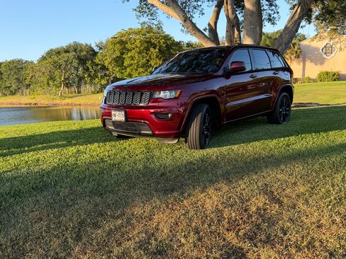 Used 2019 Jeep Grand Cherokee Altitude AWD/4WD image 2