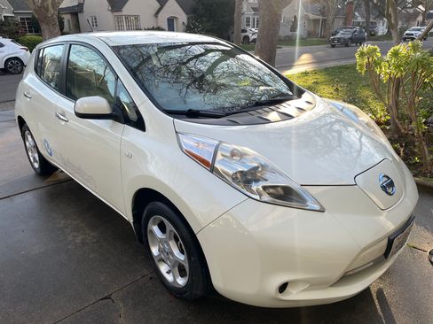 Used 2012 Nissan Leaf SL w/ Eco Design Pkg image 2