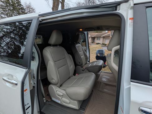 Used 2017 Toyota Sienna XLE w/ XLE Navigation Package image 16