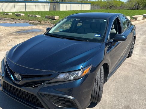 Used 2021 Toyota Camry SE w/ Cold Weather Package FWD image 4