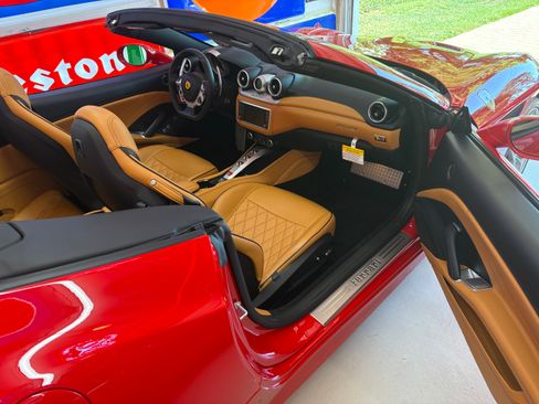 Used 2015 Ferrari California T RWD image 15