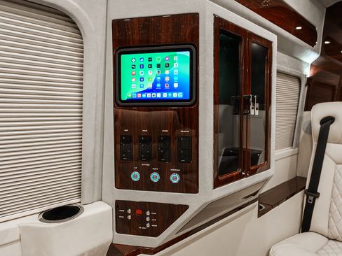 Used 2025 Mercedes-Benz Sprinter 2500 image 10