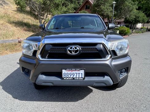 Used 2013 Toyota Tacoma PreRunner w/ SR5 Pkg RWD image 2