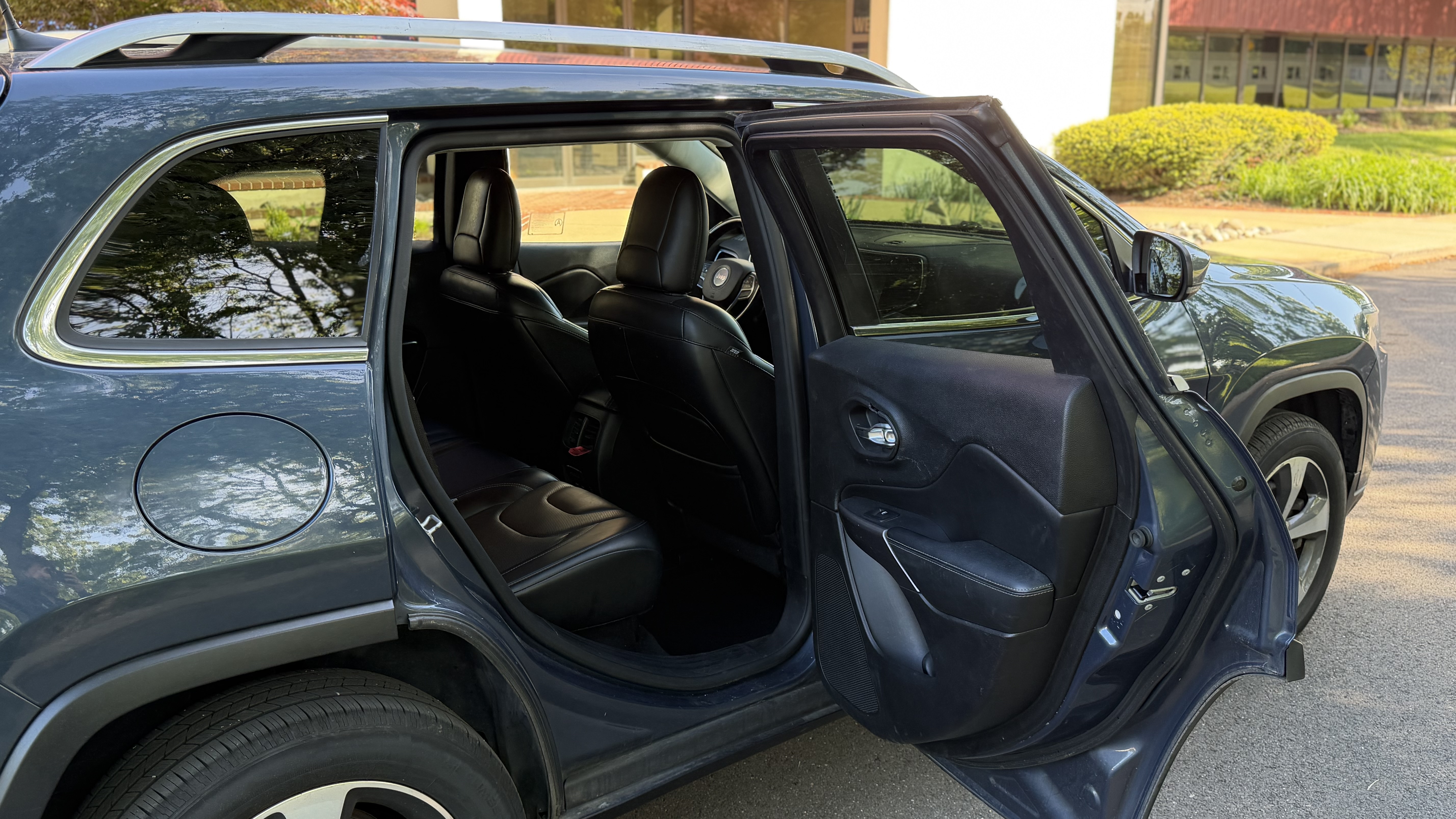 Used 2019 Jeep Cherokee Limited AWD/4WD image 14