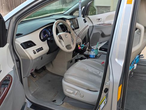 Used 2013 Toyota Sienna XLE w/ Entertainment Pkg image 10