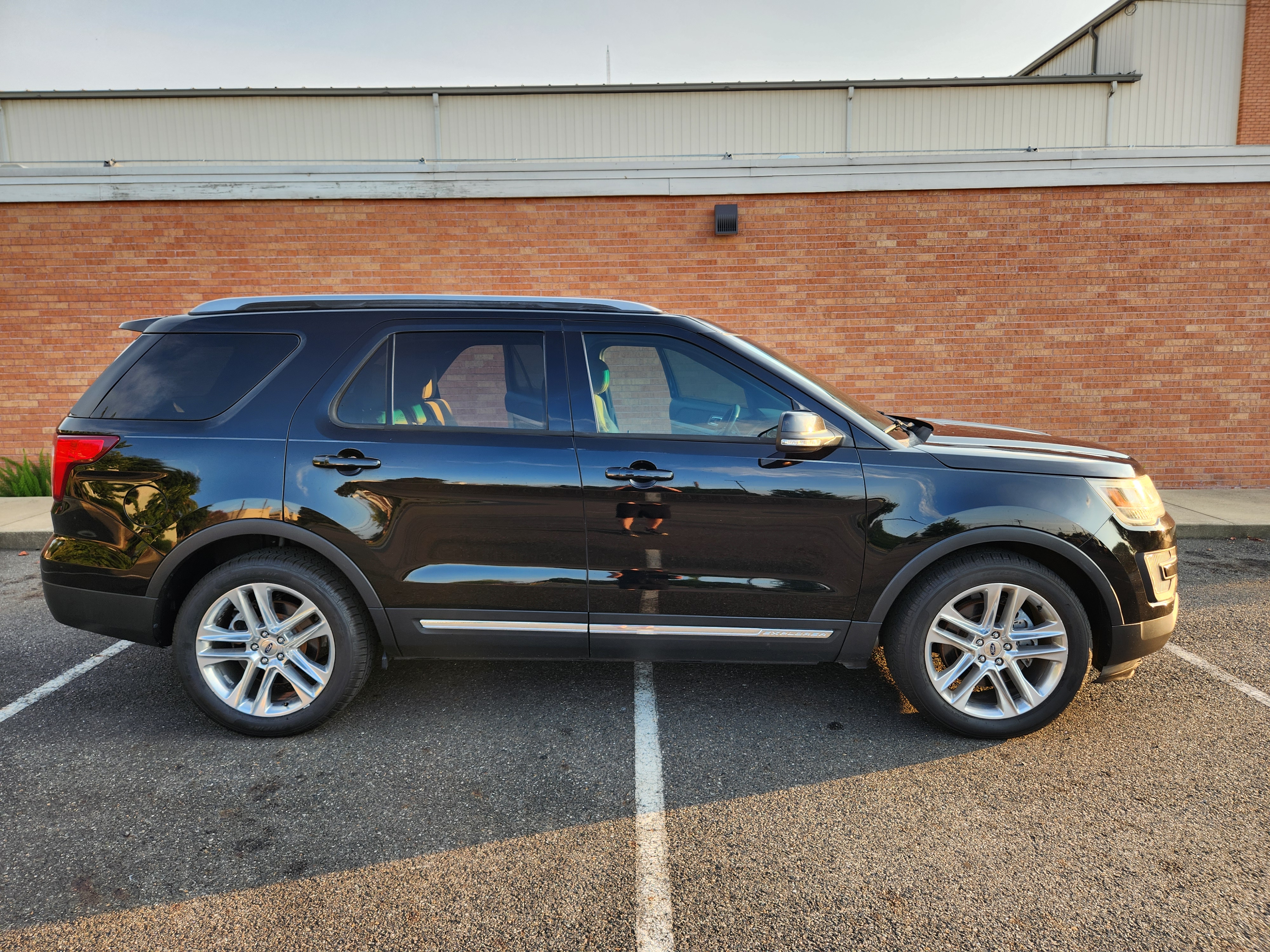 Used 2016 Ford Explorer XLT w/ Equipment Group 202A FWD image 2