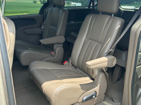 Used 2014 Chrysler Town & Country Touring FWD image 4