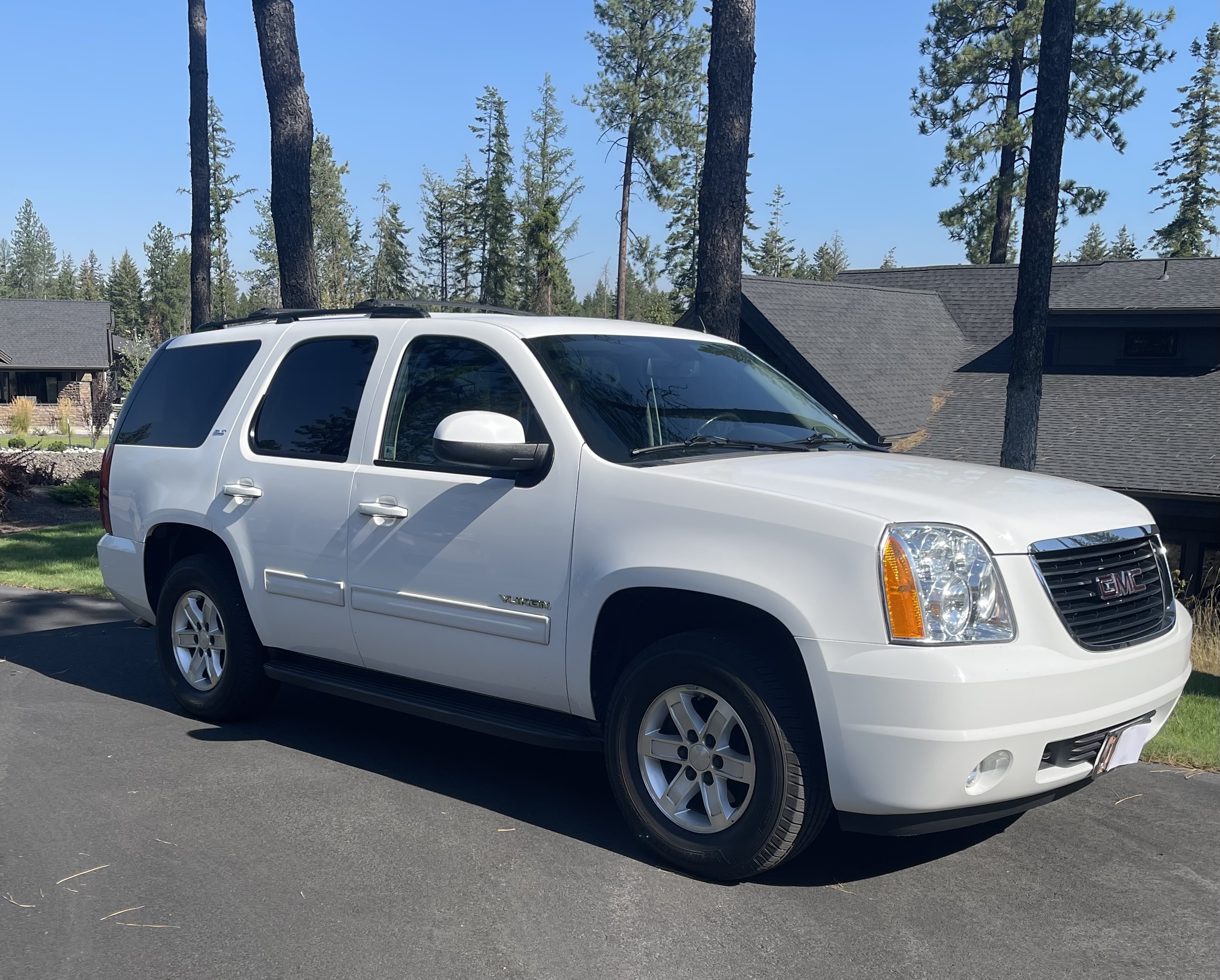 Used 2010 GMC Yukon SLT RWD image 1