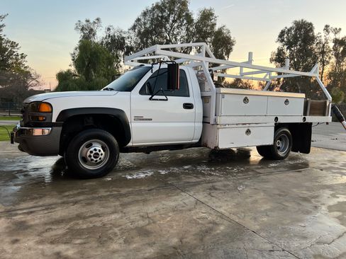 Used 2005 GMC Sierra 3500 W/T w/ Heavy-Duty Power Package image 2