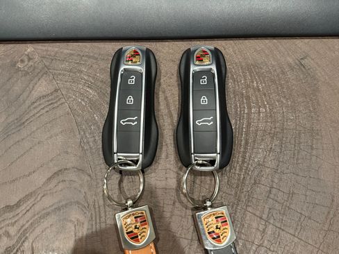 Used 2026 Porsche Cayenne GTS AWD/4WD image 17