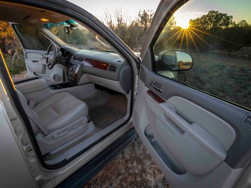 Used 2013 Chevrolet Suburban LT image 19