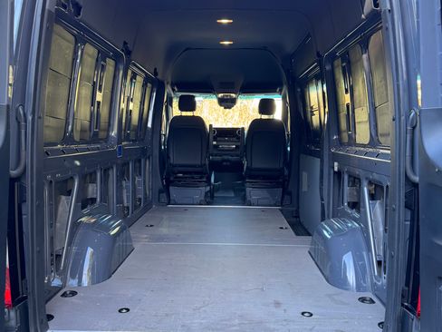 Used 2020 Mercedes-Benz Sprinter 2500 image 15