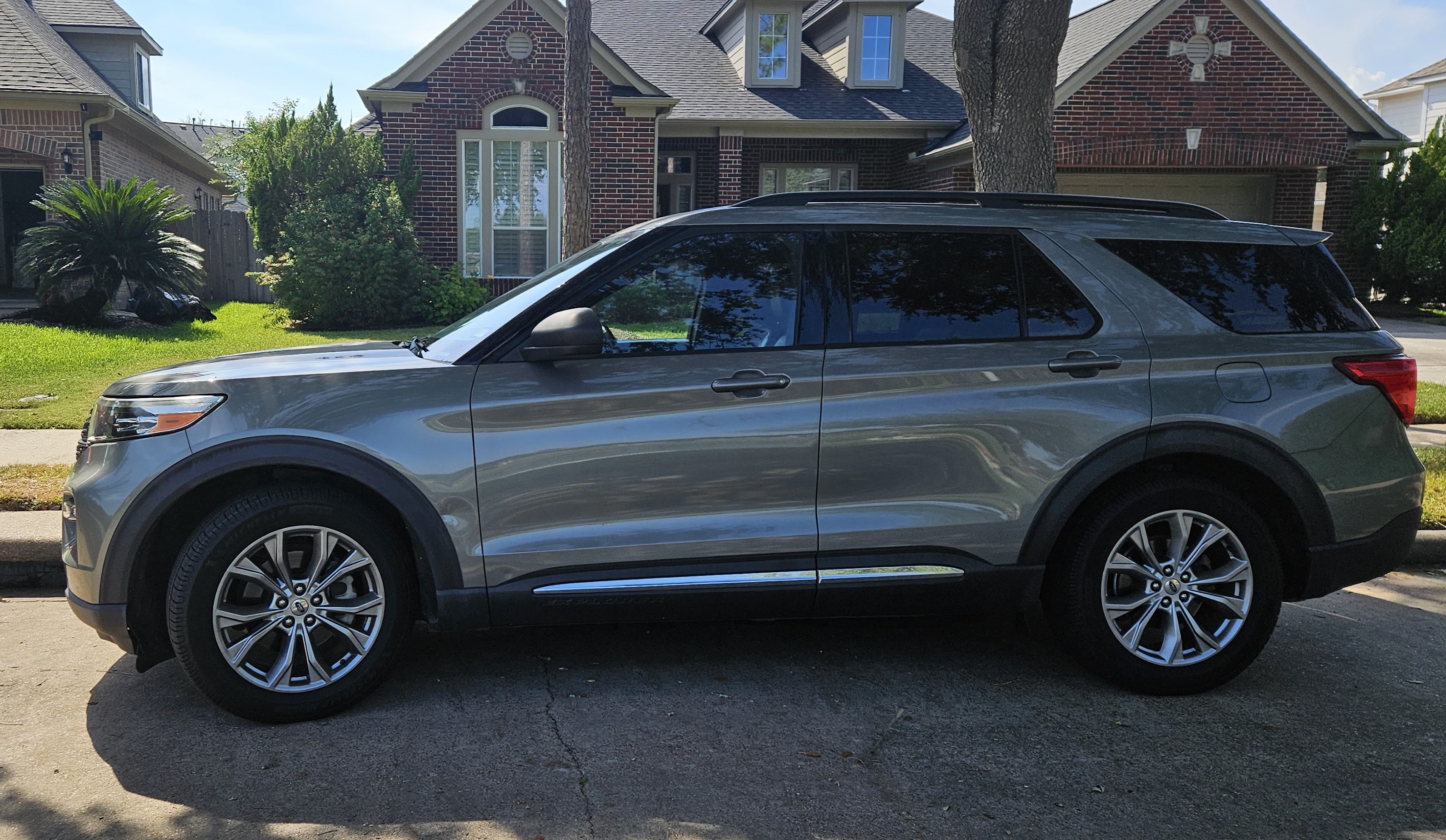 Used 2020 Ford Explorer XLT w/ Equipment Group 202A RWD image 1