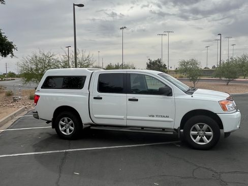 Used 2015 Nissan Titan SV image 2