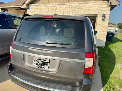 Used 2015 Chrysler Town & Country LX FWD image 6