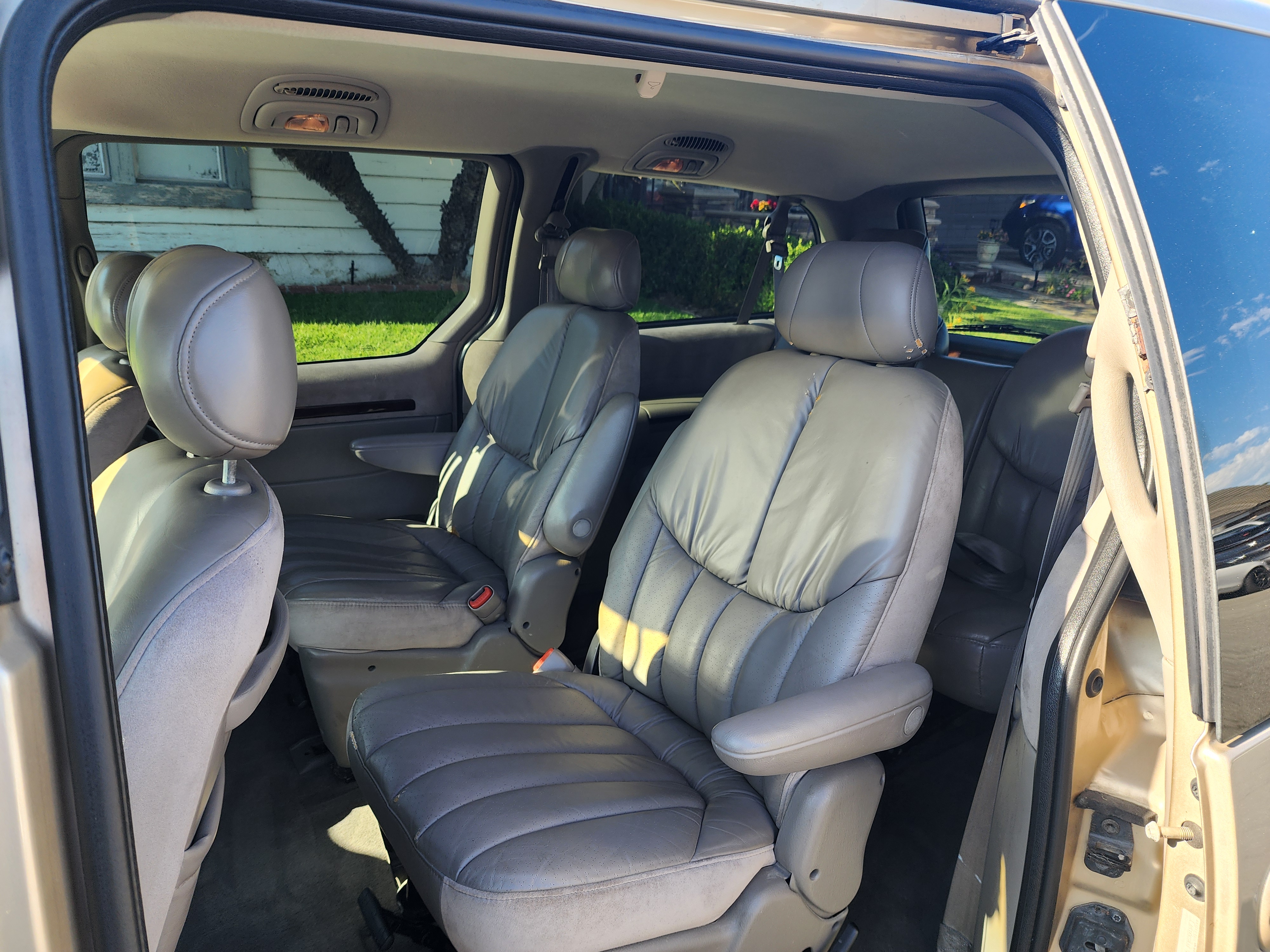 Used 2000 Chrysler Town & Country Limited FWD image 18