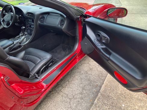 Used 2004 Chevrolet Corvette Coupe w/ Roof Package RWD image 14